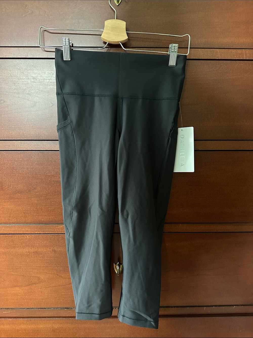 Athleta Black interval stash capri sz small